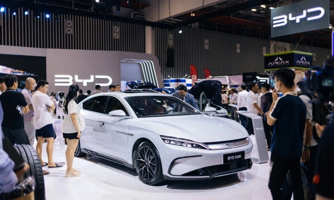 Khách tham khảo xe BYD tại triển lãm ôtô VMS 2024 ở TP HCM. Ảnh: BYD