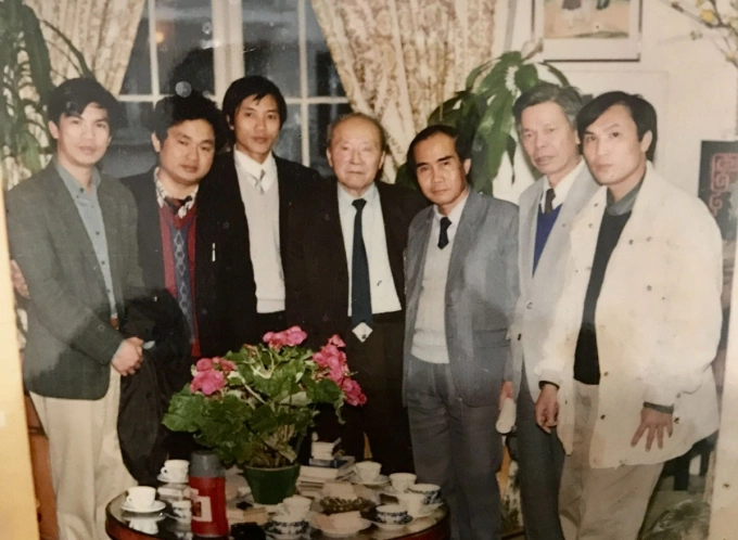 TS Võ Hồng Hải (ngoài cùng bên phải) cùng đoàn đại biểu tỉnh Hà Tĩnh chụp ảnh lưu niệm tại nhà GS Hoàng Xuân Hãn (người mặc áo vest đen đứng giữa) tại Paris, tháng 3/1995. Ảnh: Võ Hồng Hải