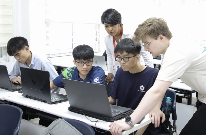 Sinh viên trường Đại học Công nghệ và Đại học South Wales (Vương quốc Anh) giao lưu trong một sự kiện diễn ra tuần trước. Ảnh: VNU-UET