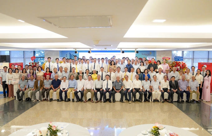 Đoàn công tác Bộ Khoa học và Công nghệ chụp ảnh lưu niệm cùng cán bộ hưu trí ngành bưu điện tại miền Trung. Ảnh: Nguyễn Đông