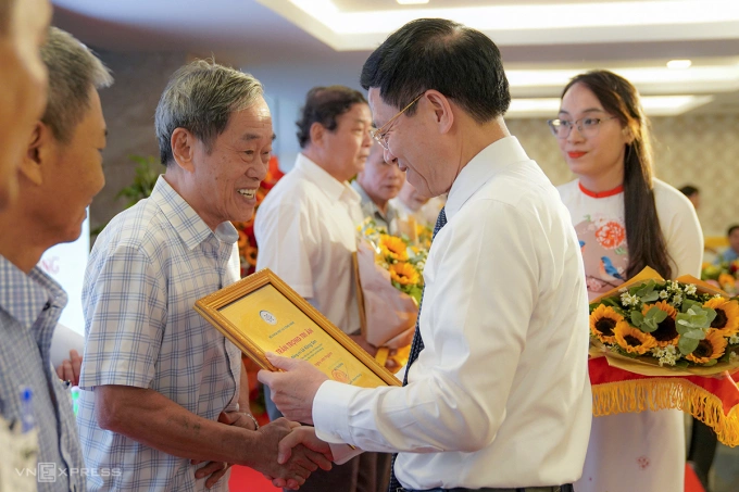 Bộ trưởng Nguyễn Mạnh Hùng tri ân cán bộ lão thành ngành bưu điện tại miền Trung, ngày 22/8. Ảnh: Nguyễn Đông