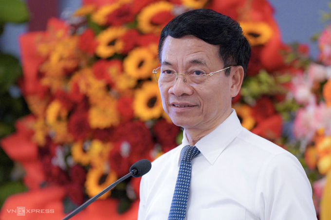 Bộ trưởng Nguyễn Mạnh Hùng chia sẻ với cán bộ hưu trí ngành bưu điện về đường hướng phát triển khoa học công nghệ. Ảnh: Nguyễn Đông