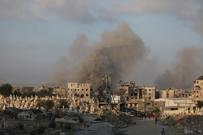 Khói bốc lên sau khi lực lượng Israel không kích Gaza City ngày 22/8. Ảnh: AFP