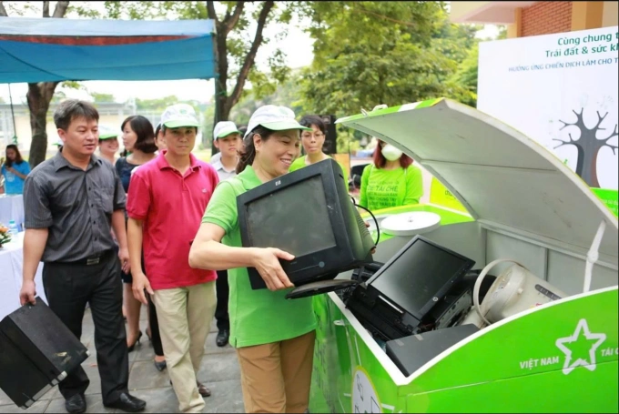 Người dân gom rác điện tử tại một sự kiện của Việt Nam Tái Chế. Ảnh: VNTC