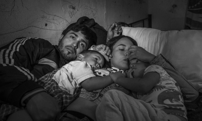 Cesar Atencio cùng vợ Lina Arias và hai con tại trại tị nạn ở thành phố Ciudad Juárez, Mexico. Ảnh: WSJ
