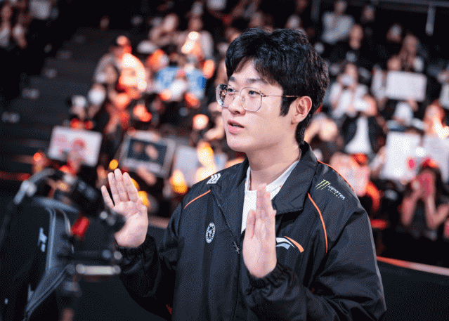 Zeus là đường trên hàng đầu hiện tại ở LCK.