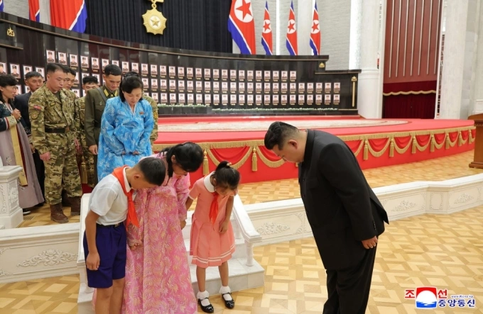 Ông Kim Jong-un trao huân chương cho quân nhân Triều Tiên tham chiến ở Nga