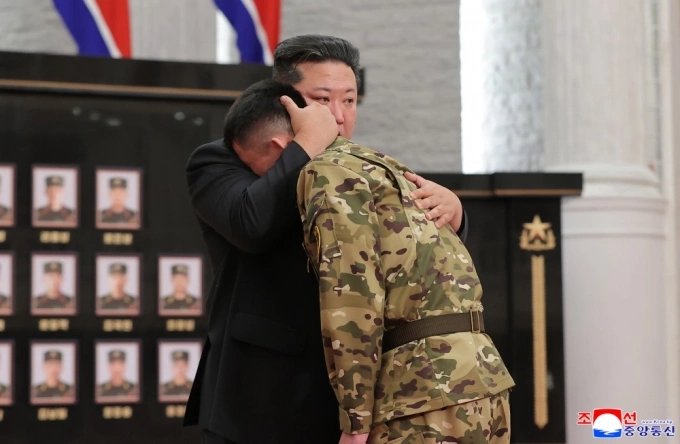 Ông Kim Jong-un ôm một quân nhân trong lễ khen thưởng. Ảnh: KCNA