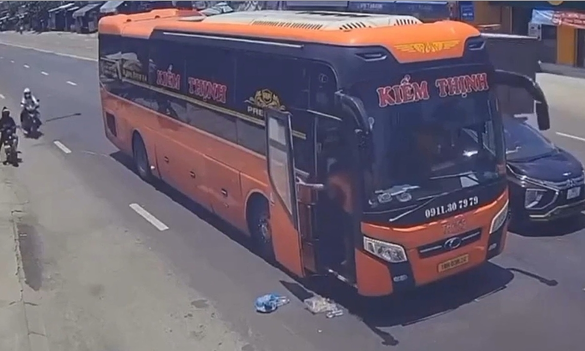 Phụ xe mở cửa xả rác xuống đường khi dừng đèn đỏ