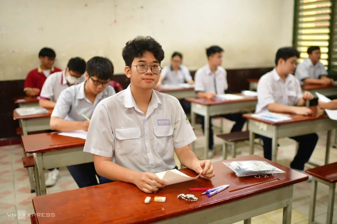 Các thí sinh ở điểm thi trường THPT Trưng Vương, phường Bến Nghé, TP HCM. Ảnh: Thanh Tùng