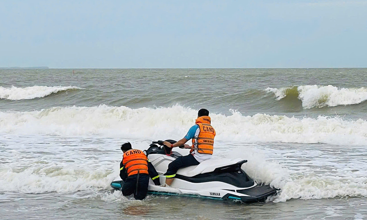 Ba nam sinh gặp nạn khi tắm biển Hải Tiến