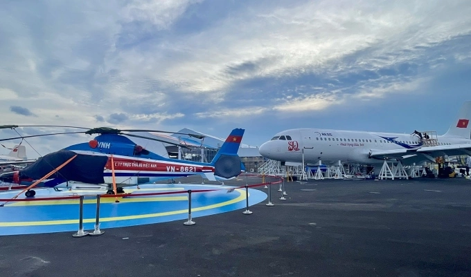 Một chiếc trực thăng và một máy bay A320 nguyên bản, hết hạn khai thác đã được đặt trong khu triển lãm ngoài trời. Ảnh: Anh Duy