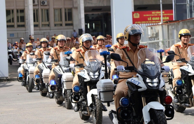 Chiến sĩ CSGT làm nhiệm vụ tại A80 trong lễ bàn giao sáng 23/8. Ảnh: Minh Tuân