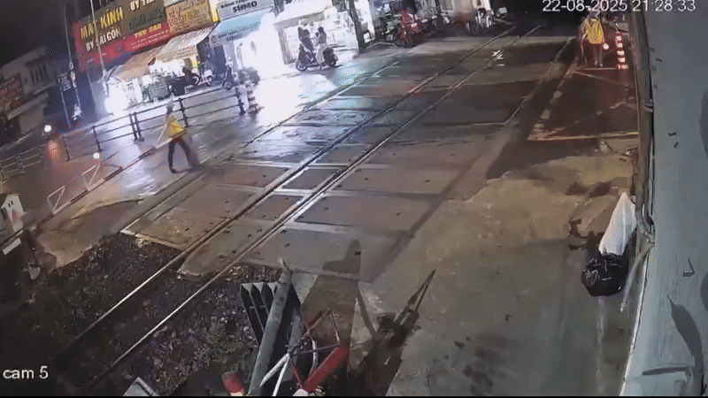Hai nữ nhân viên cứu thanh niên ngã trên đường ray khi tàu sắp đến