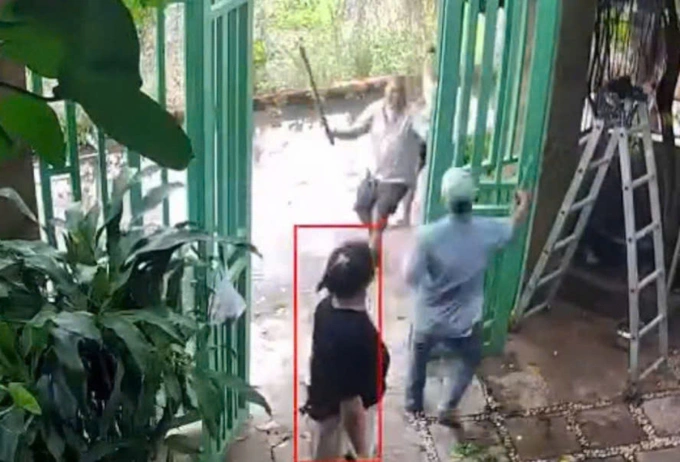 Tuấn trọc cầm gậy đánh người dân vì tranh chấp đất đai. Ảnh: Camera an ninh