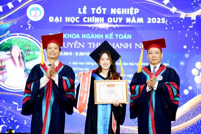 GS.TS Phạm Hồng Chương (bên trái, nguyên giám đốc Đại học Kinh tế Quốc dân) và PGS.TS Bùi Huy Nhượng (Giám đốc Đại học) trao bằng khen cho sinh viên tốt nghiệp thủ khoa, sáng 23/8. Ảnh: NEU