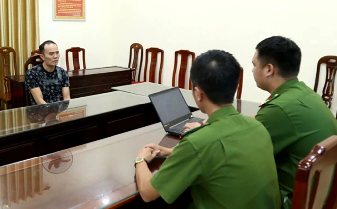 Công an lấy lời khai Phạm Đức Thọ. Ảnh: Hoa Lư