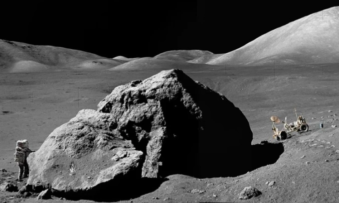 Nhà địa chất học Harrison Schmitt khám phá thung lũng Taurus-Littrow trên Mặt Trăng trong nhiệm vụ Apollo 17. Ảnh: Wikimedia Commons