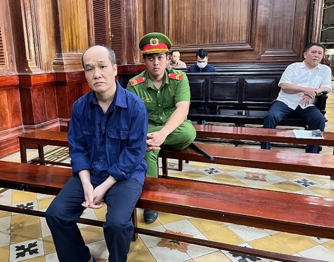 Bị cáo Ngô Xuân Trường (trước) và bị cáo Lãm (áo trắng, được tại ngoại) tại phiên tòa. Ảnh: Bình Nguyên