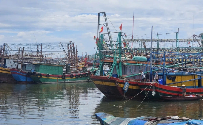 Tàu thuyền vào âu thuyền cửa Gianh trú tránh bão sáng 23/8. Ảnh: Đắc Thành