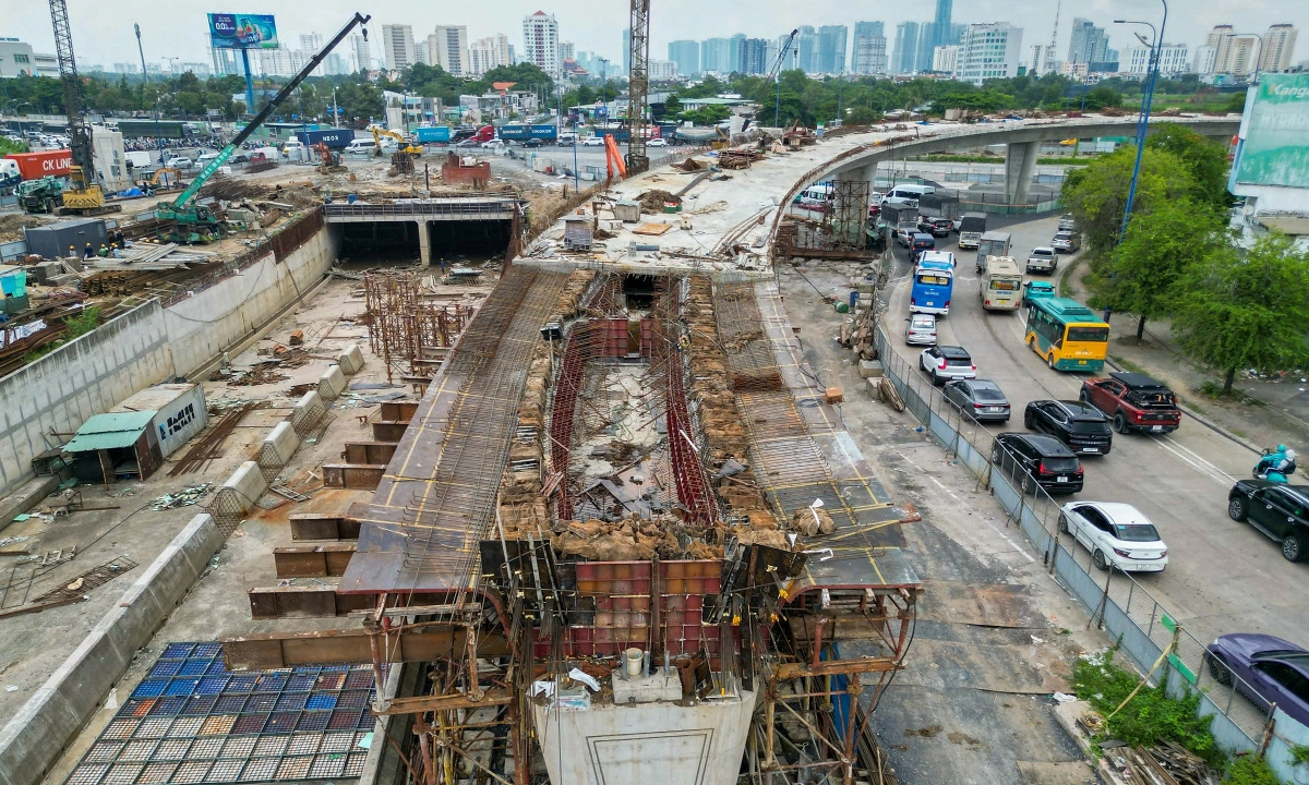 Cảnh ngổn ngang ở dự án nút giao lớn nhất TP HCM trễ tiến độ
