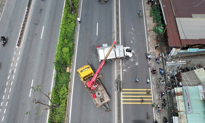 Lực lượng chức năng phong toả làn đường, xử lý xe tải lật ngang trên quốc lộ 1