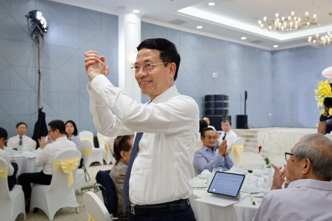 Bộ trưởng Nguyễn Mạnh Hùng cảm ơn các cán bộ khoa học công nghệ, bưu chính viễn thông phía Nam, chiều 23/8. Ảnh: Bộ KH&CN