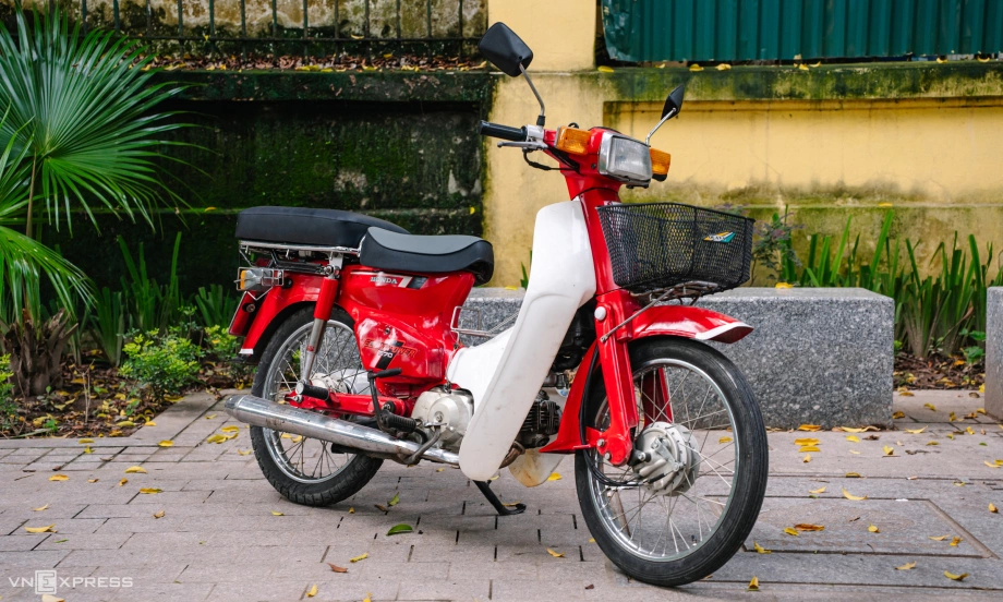 XE MÁY HONDA DD ĐỎ SẢN XUẤT TỪ NHỮNG NĂM 1980 TẠI VIỆT NAM