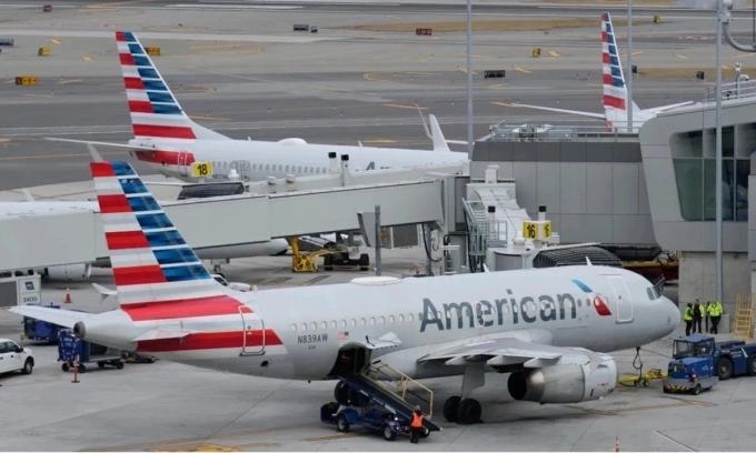 Máy bay American Airlines đỗ trên đường băng tại sân bay LaGuardia, New York, tháng 1/2023. Ảnh: AP