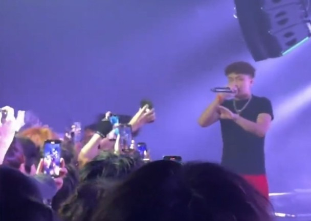 Rapper Apmozart trong buổi trình diễn tối 9/8 tại Hàng Châu. Ảnh: CC