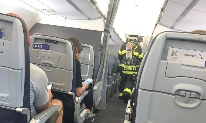 Lính cứu hỏa kiểm tra hiện trường vụ cháy trên máy bay hãng American Airlines, hạ cánh khẩn cấp ở Washington Dulles ngày 23/8. Ảnh: ABC