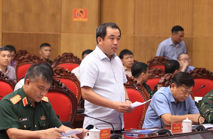 Quyền Bộ trưởng Nông nghiệp và Môi trường Trần Đức Thắng báo cáo tại cuộc làm việc, chiều tối 24/8. Ảnh: Đức Hùng