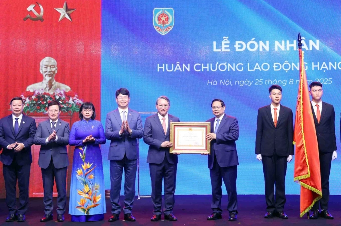 Thủ tướng Phạm Minh Chính trao Huân chương Lao động hạng Nhất cho Bộ Tư pháp. Ảnh: Phạm Dự