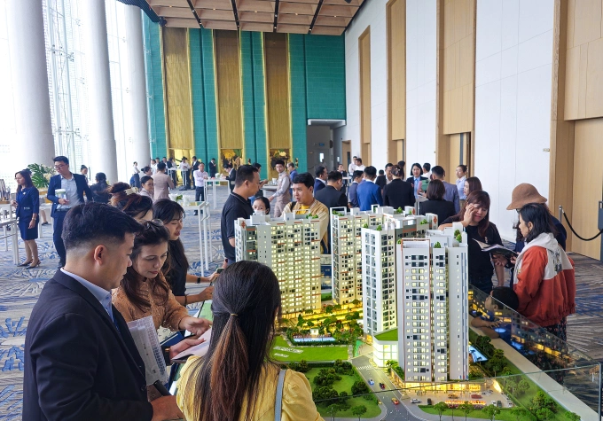 Khách hàng tham quan một dự án chung cư đang triển khai tại Long An. Ảnh: Huy Vũ