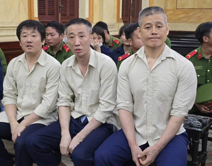 Son Taeheum (ngoài cùng bên phải) cùng nhóm bị cáo đồng hương tại tòa. Ảnh: Bình Nguyên