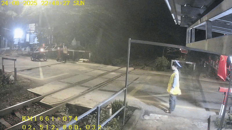 Thanh niên tông gãy rào chắn đường sắt ở Đồng Nai