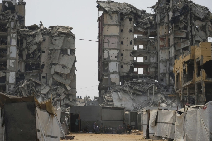 Những căn lều tạm của người dân Pakestine dựng lên bên cạnh các tòa nhà đổ nát ở Gaza City ngày 12/8. Ảnh: AP