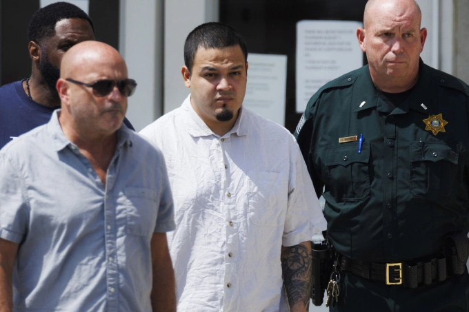 Kilmar Abrego Garcia (áo trắng ở giữa) rời nhà tù hạt Putnam ở Tennessee ngày 22/8. Ảnh: AP