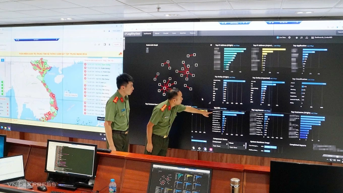 Các chiến sĩ tại Trung tâm giám sát mạng máy tính, H05 Bộ Công an trong ngày làm việc bình thường có thể nhận diện, phân loại, xử lý hàng trăm nghìn trường hợp sự cố, Ảnh: Phạm Dự