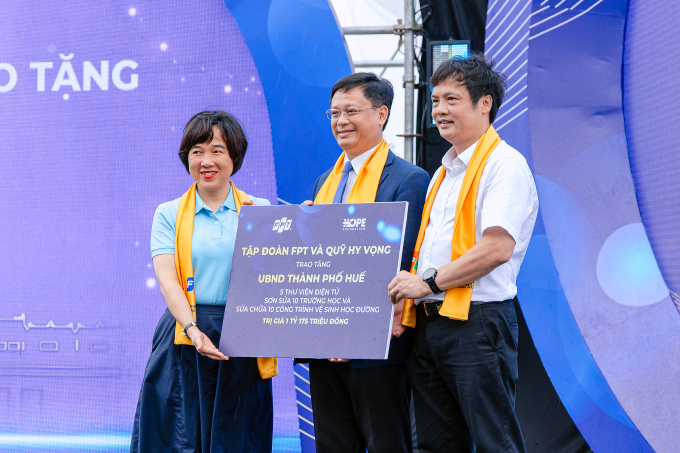 Ông Nguyễn Văn Khoa, Tổng Giám đốc Tập đoàn FPT, và bà Nguyễn Xuân Tú, Giám đốc điều hành Quỹ Hy vọng, trao quà tặng cho lãnh đạo UBND TP.Huế. Ảnh: FPT
