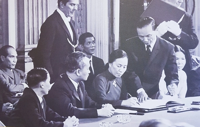 Bà Nguyễn Thị Bình ký Hiệp định Paris ngày 27/1/1973 tại Pháp. Ảnh: TTXVN