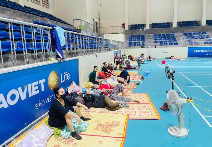 Người dân phường Thành Vinh sinh hoạt tập trung tại một nhà thi đấu trên địa bàn để tránh bão, trưa 25/9. Ảnh: Đức Hùng