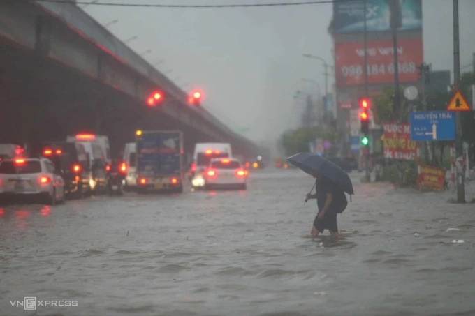 Đường Nguyễn Xiển, Hà Nội lúc 6h sáng nay. Ảnh: Phạm Chiểu