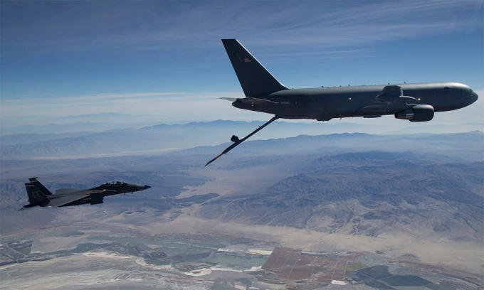 Máy bay KC-46A chuẩn bị tiếp dầu cho tiêm kích F-15E tại Mỹ tháng 10/2018. Ảnh: USAF