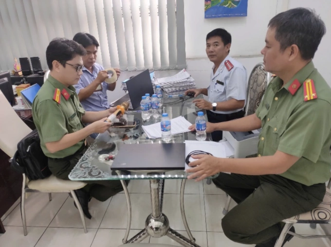 Cơ quan chức năng xử lý trường hợp dùng micro không dây không hợp quy. Ảnh: Cục Tần số vô tuyến điện