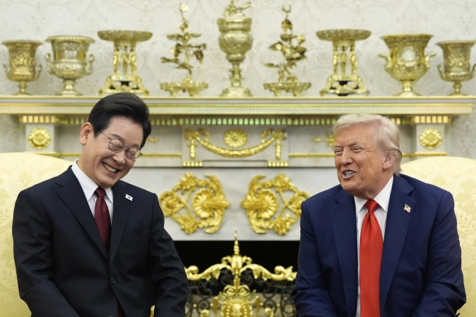 Tổng thống Donald Trump (phải) gặp người đồng cấp Hàn Quốc Lee Jae-myung tại Nhà Trắng ngày 25/8. Ảnh: AP