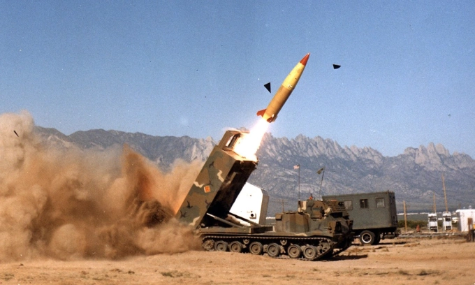 Tên lửa đạn đạo ATACMS khai hỏa trong bức ảnh đăng tháng 3/2023. Ảnh: USAASC Tên lửa đạn đạo ATACMS khai hỏa trong bức ảnh đăng tháng 3/2023. Ảnh: USAASC
