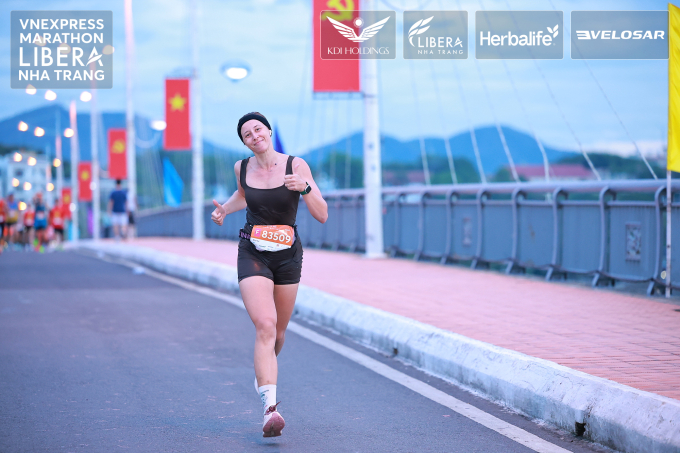 Naumora Daria trên đường chạy 21km tại VnExpress Marathon. Ảnh: VnExpress Marathon