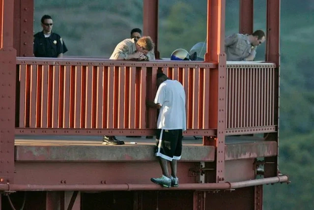 Kevin Briggs nói chuyện với Kevin Berthia (áo trắng) trên Cầu Cổng Vàng vào tháng 3/2005. Ảnh: San Francisco Chronicle/Polaris