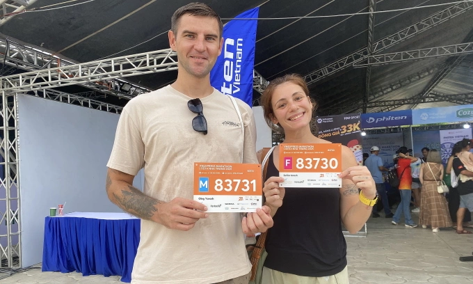Oleg Yarosh và Sofiia Iarosh lấy bib cùng nhau ở expo của giải vào ngày 22/4. Ảnh: VnExpress Marathon